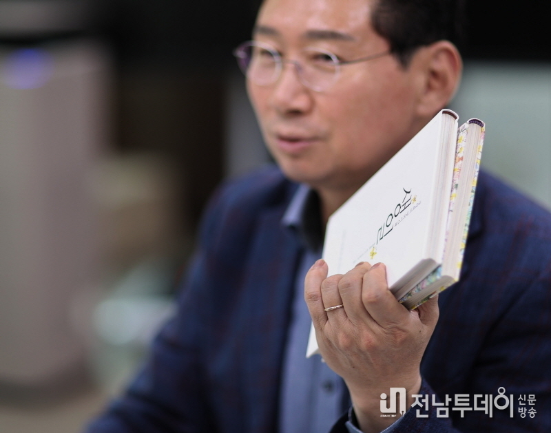 평소 독서광인 이상일 시장이 장영희 교수의 '선물'과 '축복'을 내보이며, 감명받은 책이라고 설명하고 있다.(사진=심석진 기자)