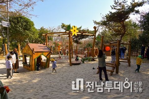 여수시(시장 정기명)가 선원동 도원초등학교 인근에 도심 속 생태학습공간 ‘사나래 유아숲체험원’을 개장했다.