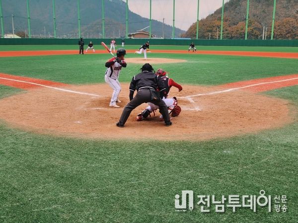 야구대회 1 : 사진은 화순 이양야구장에서 화순군청돌멘스 팀과 화순호야히어로즈 팀이 경기를 하고 있는 모습.
