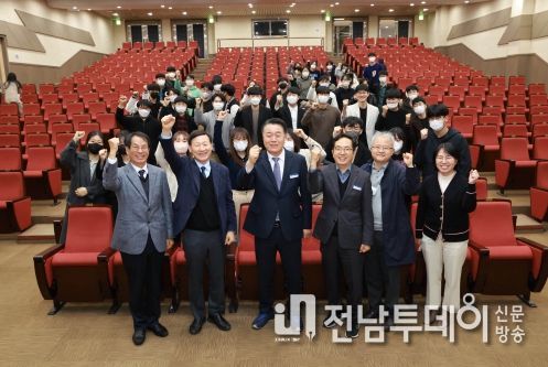 구복규 화순군수가 활발한 소통을 이어나가고 있는 전남대 의과대학교와 의대 학생을 대상으로 특강에 나섰다. 사진은 15일 화순캠퍼스 대강당에서 열린 특강에서 구복규 화순군수가 학생들과 기념촬영 하는 모습