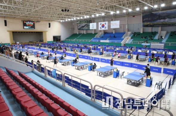 화순군이 11월 19일과 20일 이틀간 하니움문화스포츠센터 실내체육관과 공설운동장에서 제4회 화순적벽배 탁구대회와 제5회 화순적벽배 클럽대항 축구대회를 개최했다. 사진은 탁구대회 경기 모습