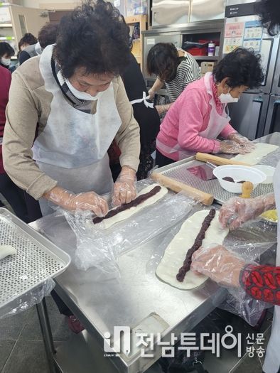 광양시, 노인맞춤돌봄 평생교육 프로그램 ‘떡 만들기’