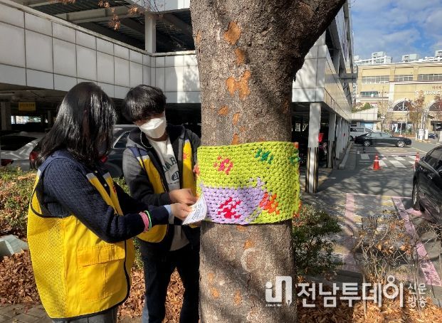 가로수 옷 입히기