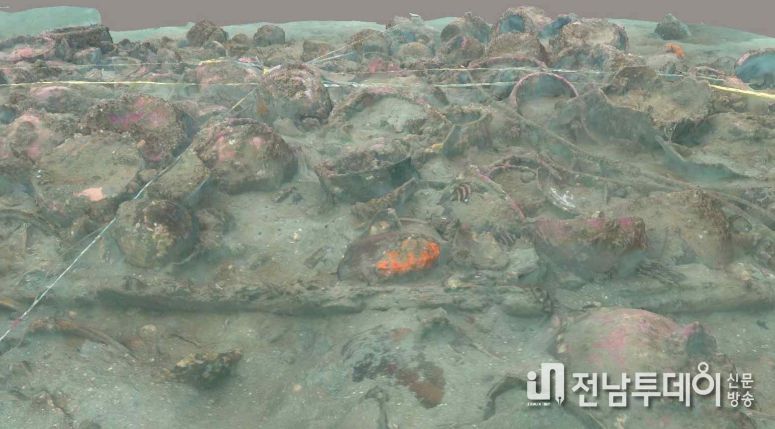 <적재된 옹기들 사이로 보이는 선체편
