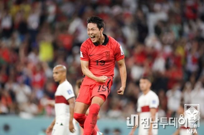 동점골을 넣고 주먹을 불끈쥐며 기뻐하는 김영권