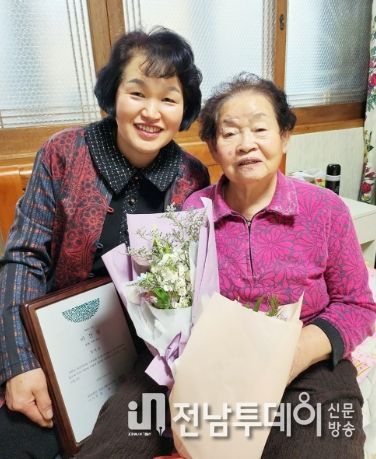 제34회 아산상 ‘효행·가족상’을 수상한 남평읍 주민 김덕순 씨와 시어머니