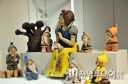 강서록 작가의 도자 작품 ‘백설 공주와 일곱 난쟁이’