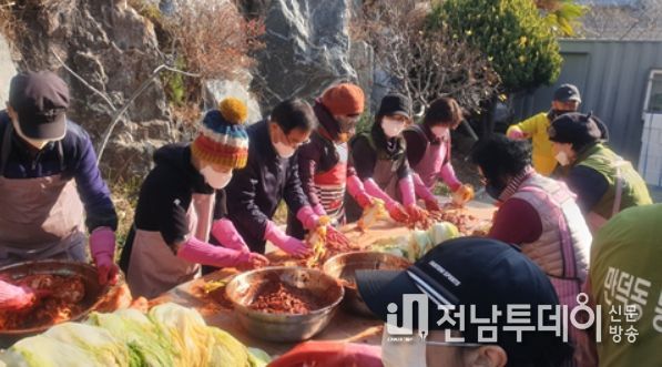 여수시 만덕동(동장 김정남)이 지난 5일과 6일 이틀간 지역 내 어려운 이웃들의 따뜻한 겨울나기를 위해 ‘사랑의 김장나눔 행사’를 진행했다.