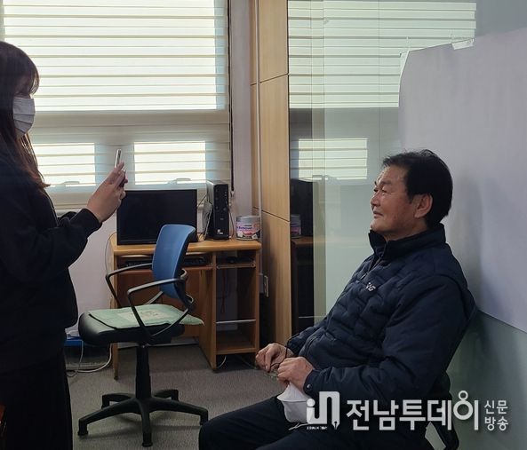 여수시 남면(면장 장진만)이 올해 12월부터 특수시책으로 추진하고 있는 ‘어르신 주민등록증 재발급용 사진 촬영 서비스’가 주민들로부터 큰 호응을 얻고 있다.