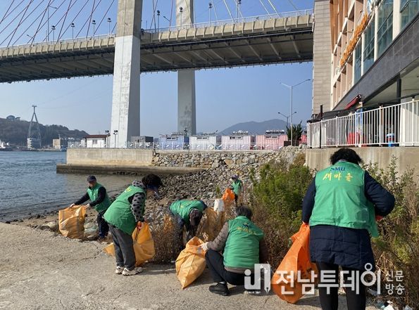 여수시 한려동 새마을지도자협의회와 부녀회(회장 유방열, 김우복), 동문동 새마을지도자협의회(회장 신종태)가 지난 7일 거북선대교 인근 해안가에서 합동으로 관광객맞이 청결활동을 펼쳤다.