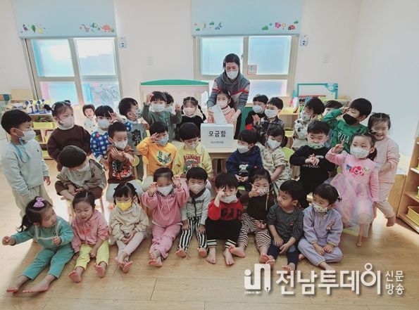 여수시 쌍봉동 소재 안산어린이집(원장 허정숙)이 지난 8일 쌍봉동주민센터를 방문해 어려운 이웃을 위해 사용해달라며 성금 500,500원을 기부했다.