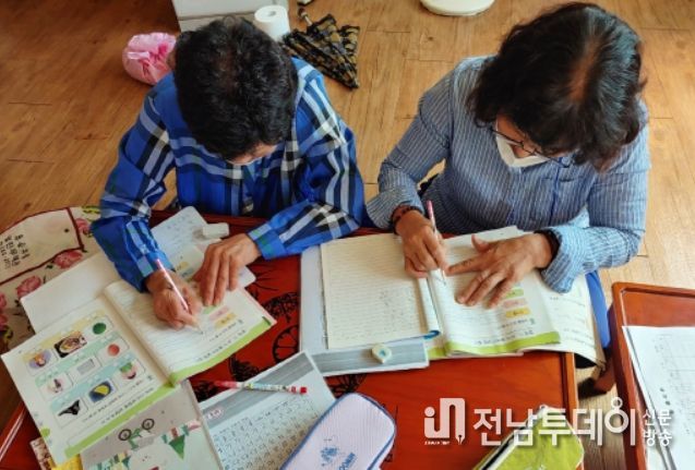 나주시 평생학습인 ‘은빛 배움터’ 문해 교육에 참여한 어르신들이 수업에 열중하고 있다.
