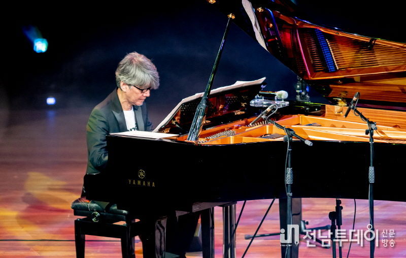 12월 8일 국립극장에서 연주중인 뉴에이지 음악가 ‘요시마타 료’(사진제공 드림보이)