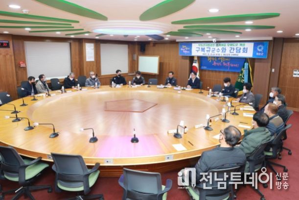 화순군이 12일 무등산국립공원 중지마을 우회도로 개설을 위한 간담회를 열고 주민들과 해결 방안을 논의했다. 사진은 구복규 화순군수를 비롯한 중지마을 주민들이 간담회를 진행하는 모습