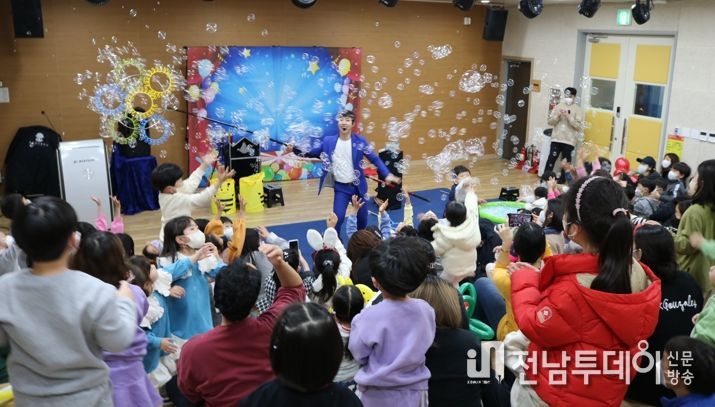광양용강도서관, 크리스마스 가족친화 공연 ‘매직 벌룬 버블쇼’ 성료
