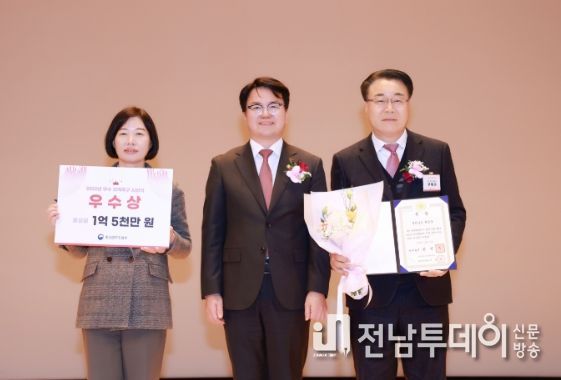화순군이 13일 정부세종청사 대강당에서 열린 ‘2022년 우수 지역특구 시상식 및 성과교류회’에서 우수 지역특구로 선정, 국무총리상과 1억5000만 원의 포상금을 수상했다. 사진은 구복규(오른쪽) 화순군수와 조주현(가운데) 중소기업벤처부 차관, 이미경(왼쪽) 생물산업팀장이 우수상 수상 후 기념촬영 하는 모습