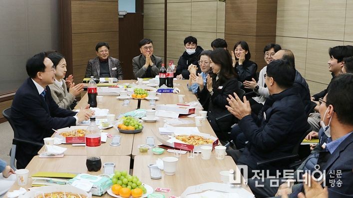윤병태 나주시장, 간식 들고 부서 깜짝 방문 … 과업부서 직원 격려