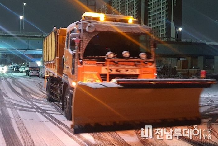 목포시, 시내 일원 도로 제설작업 총력