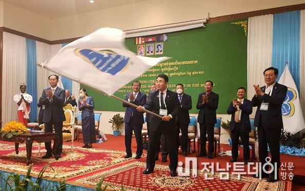 개최기를 전달받은 김용필 여수시 해양수산녹지국장.