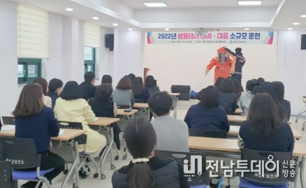 화순군과 화순소방서가 지난 13일 화순군보건소에서 생물 테러에 대비한 합동 훈련을 했다. 사진은 화순군보건소와 화순소방서 관계자들이 생물 테러 대비 합동 훈련 중 개인보호구의 착·탈의 실습을 하는 모습