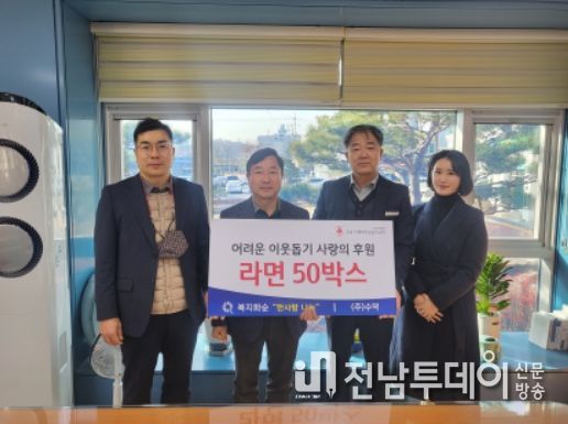 화순군의 나눔 실천 릴레이 온도가 연일 뜨거워지고 있다. 사진은 12일 사회복지과에서 열린 기탁식에서 정영곤(왼쪽 2번째)(주)수덕 대표를 비롯한 관계자들과 서봉섭(왼쪽 3번째) 사회복지과장이 기념촬영 하는 모습