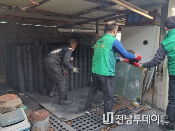 새마을지도자 광양시협의회, 광양 옥곡면에서 ‘사랑愛 연탄 나눔’ 펼쳐