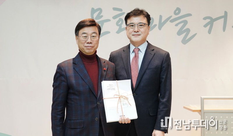 신상진 성남시장이 지난 16일 판교종합사회복지관에서 열린 ‘사람을 살리는 나무들을 위한 송년 행사’에서 ‘디지털 돌봄’을 프로젝트를 준비한 가천대학교(총장 이길여) 김영주 교수팀에게 감사패 전달 후 '디지털돌봄 프로젝트 원고를 전달 받았다.