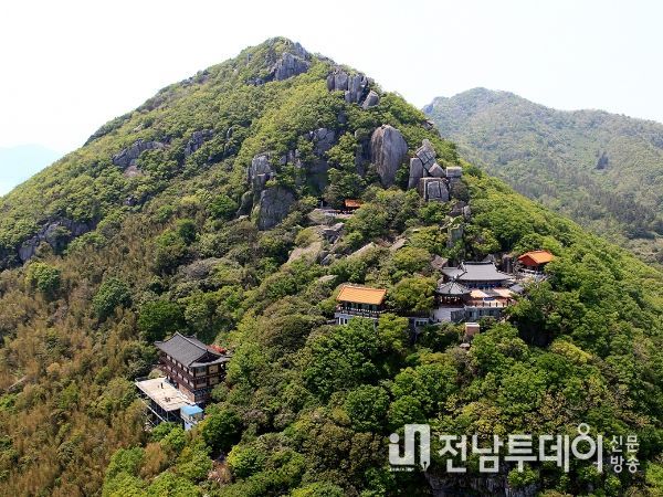 여수시는 관음기도의 성지 ‘금오산 향일암’ 일원이 국가지정문화재 ‘명승’으로 지정됐다고 20일 밝혔다.