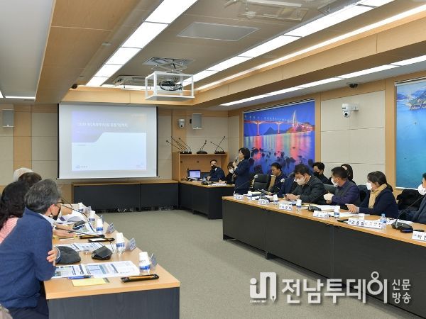 여수시가 지난 19일 시청 상황실에서 ‘2026여수세계섬박람회 종합기본계획 수립 용역’ 1차 중간보고회를 개최했다.
