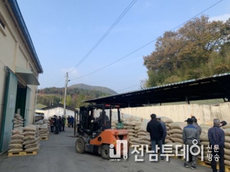 쌀값 하락 피해 지원 1, 2(관련사진) : 화순군이 쌀 값 하락으로 피해를 입은 지역 농가와 농협의 손실액을 지원한다. 사진은 공공비축미곡 포대벼 매입 모습