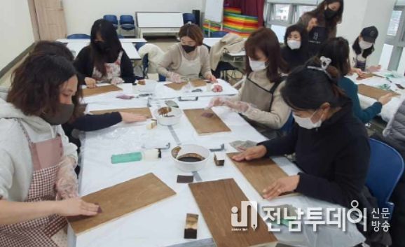 원데이 클래스 1 : 화순열린도서관이 연말 특별 강좌 프로그램으로 진행하고 있는 ‘크리스마스 원데이 클래스’가 수강생들에게 큰 인기를 끌고 있다. 사진은 1주차에 진행된 목재 쟁반(우드트레이) 만들기 수강 모습