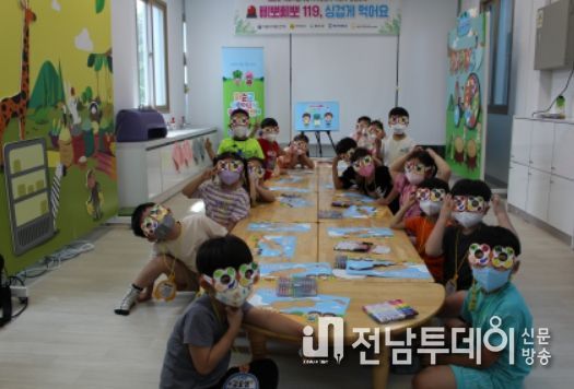 화순군 어린이·사회복지급식관리지원센터(이하 급식센터)가 식품의약품안전처 주관 ‘2022년 건강 위해가능 영양성분 저감 관리’ 우수기관에 선정, 표창을 수상했다. 사진은 화순군 어린이·사회복지급식관리지원센터 교육실에서 어린이를 대상으로 ‘삐뽀삐뽀119, 싱겁게 먹어요’ 나트륨 저감 교육을 진행하고 있는 모습