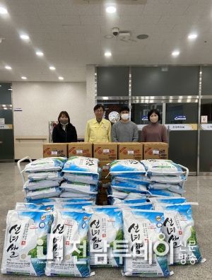 임규복 씨가 어려운 이웃을 위해 써 달라며 백미(20㎏) 40포대와 라면 20박스를 이양면 행정복지센터에 기탁했다. 사진은 21일 이양면 행정복지센터에서 열린 기탁식에 임규복 씨(오른쪽 2번째)와 노삼숙(오른쪽 3번째) 이양면장 및 화순군 관계자들이 기념촬영 하는 모습