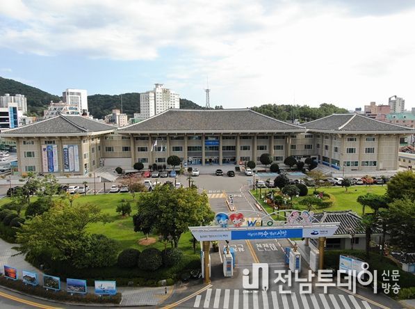 여수시(시장 정기명)가 쌀값 하락 등으로 어려움을 겪고 있는 지역 벼 재배농가를 돕기 위해 ‘2022년 경영안정 대책비’ 11억 원을 이번 달 28일까지 지급한다.