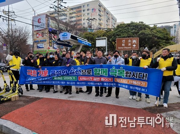 여수시(시장 정기명)가 22일 전라남도 안전정책과, 여천로타리클럽(회장 임행복)과 함께 학동 부영3단지 일원에서 가뭄 극복을 위한 ‘생활 속 물 절약 20%’ 민‧관 합동 캠페인을 실시했다.