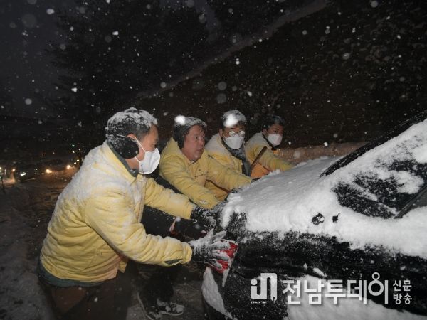 진월동 동성고 주변 제설작업