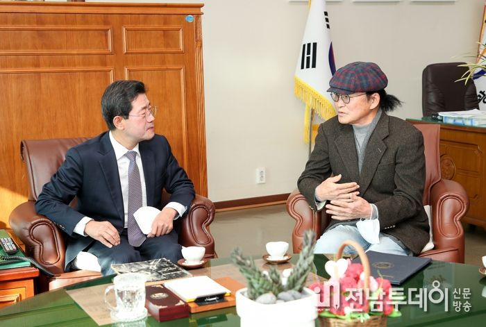 ‘대한민국 기록사진계의 거목’ 故 이경모 선생의 필름 자료, 광양시에 기증