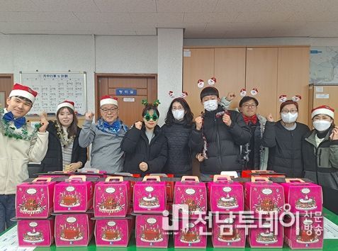 여수시 광림동(동장 김수연) 직원들이 지난 23일 산타가 되어 관내 취약계층 50세대에 크리스마스 선물을 전달했다.