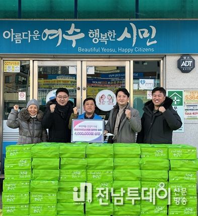 여수 ‘자이 더 스위트’ 주민 일동(대표 조승범)이 지난 23일 여수시 시전동주민센터를 방문해 취약계층을 위한 갓김치(3kg) 100박스(400만원 상당)를 후원했다.