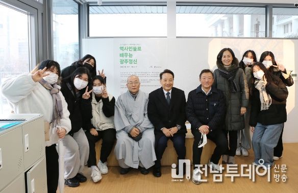 동구 인문학당서 ‘역사 인문로 배우는 광주 정신’ 전시
