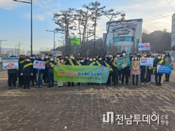 산림분야 우수 1 : 화순군(군수 구복규)은 27일 열린 전라남도 주관 ‘산림행정종합평가’와 ‘탄소중립 나무심기 평가’에서 우수 기관에 선정됐다. 사진은 산림행정종합평가에서 우수상을 수상 후 기념촬영 하는 모습