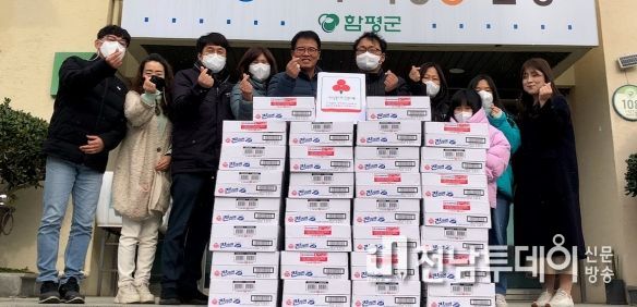 나사면 직원과 권영선 금일자원 대표가 라면 기탁 후 기념촬영을 하고 있다