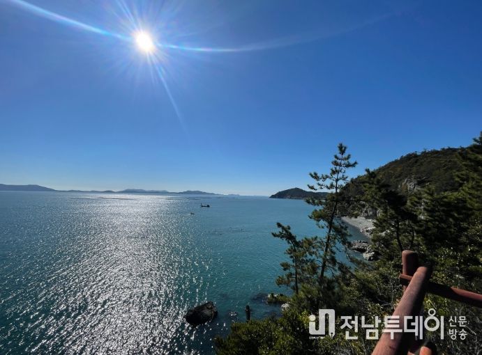 완도 남파랑길 87코스 전경(구계등 가는 숲길에서 바라본 바다 전경)