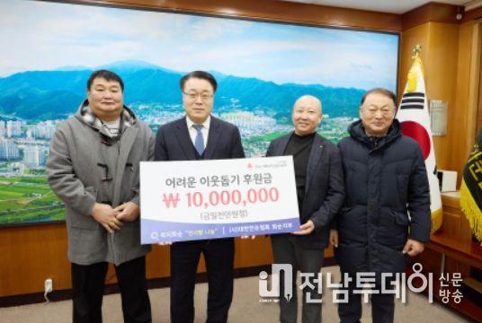 (왼쪽부터 송주명 운영위원, 구복규 화순군수, 박용완 지부장, 박운선 前지부장)