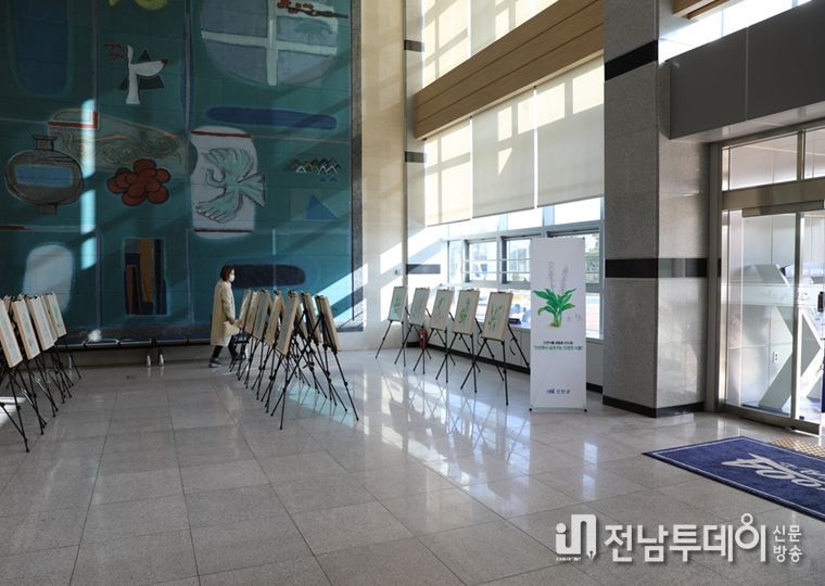 신안군청 1층 로비 세밀화 전시
