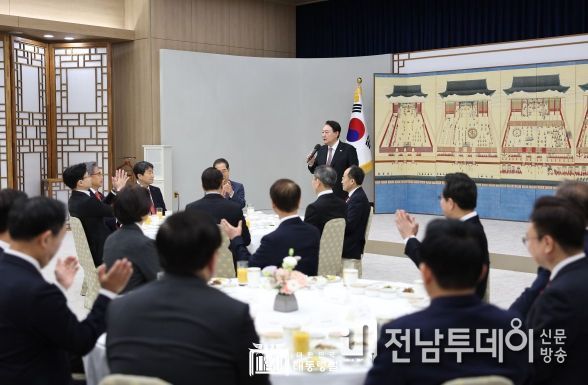 윤석열 대통령, 2023년 국무위원 및 참모들과 함께 떡국 조찬