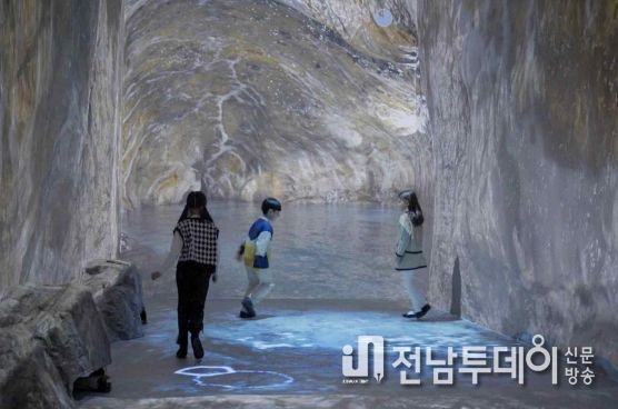 실감콘텐츠 “불과 물이 만든 기적, 용천동굴 대탐사”