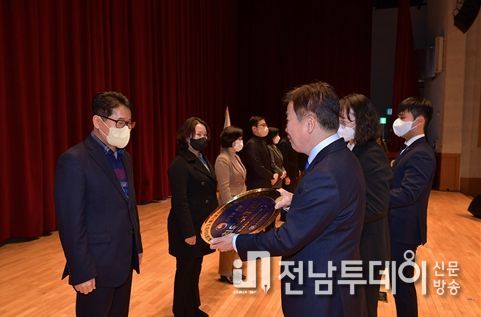 여수시(시장 정기명)가 환경부에서 실시한 폐기물처리시설 설치‧운영 실태평가(2021년 실적)에서 음식물류폐기물처리시설분야 최우수기관으로 선정됐다고 밝혔다.