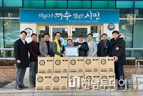 포레나여수웅천디아일랜드 주민 일동(대표회장 정남수)이 지난달 29일 여수시 시전동주민센터를 찾아 총 600만 원 상당의 성금과 후원품을 전달했다.