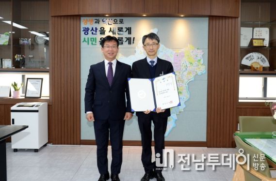 박병규 광산구청장(왼쪽)이 2일 오영걸 신임 부구청장(오른쪽)에 임용장을 수여한 뒤 함께 기념사진을 촬영하고 있다.